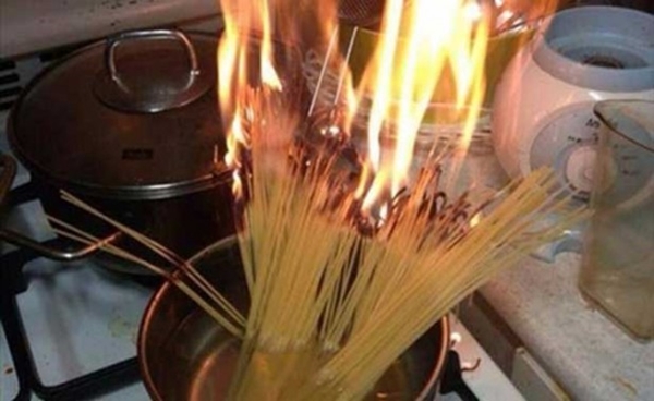 Foto - Birbirinden korkunç mutfak kazaları