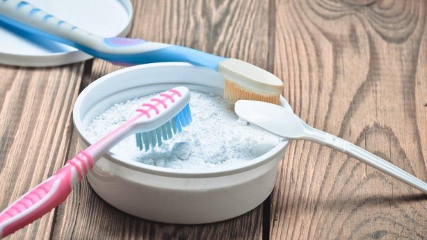 Birçok kişi farkında değil! Dişler karbonat ile fırçalandığında bakın ne oluyor