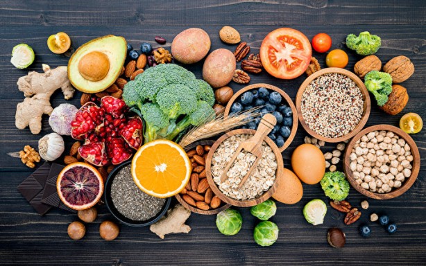 Birçok kişi sağlıklı diye yiyor ama… Kilolarca şeker yemek kadar tehlikeli