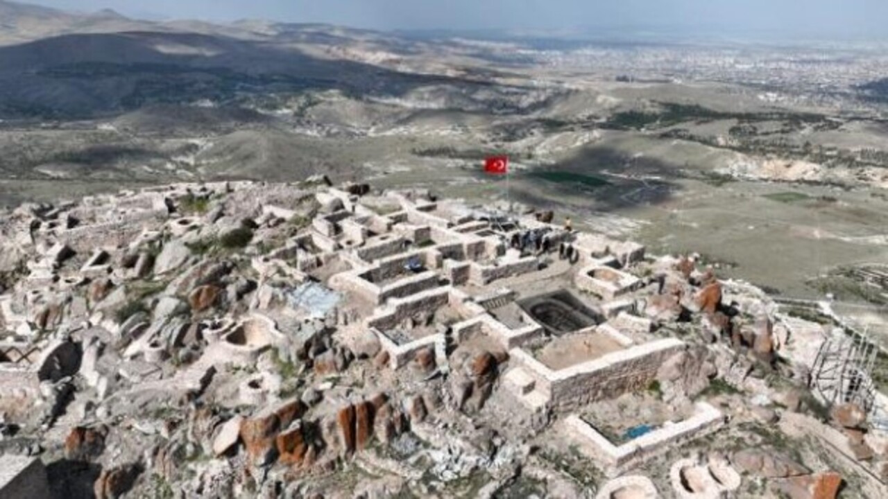 Foto - Birçok medeniyetin izini taşıyor! O ilimizde 5 bin yıllık kale 