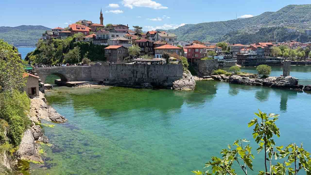 Birçok ülkenin nüfusundan bile fazla: Bayramda dolup taşan ilçe