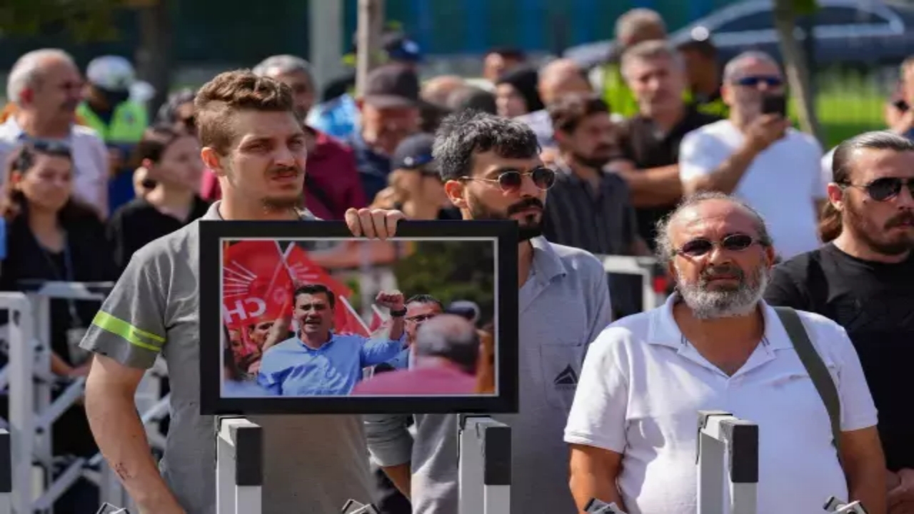 Foto - Birden mikrofonu kapıp bunu yaptı! Ferdi Zeyrek’in eşinin isteği cenaze törenine damga vurdu