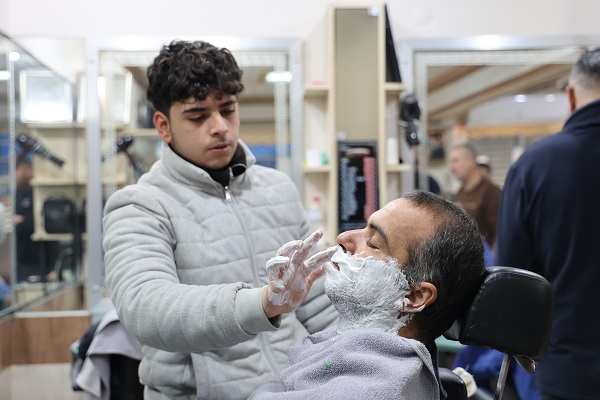 Foto - Birilerin ders olsun ders! Depremzede berberin yaptığını koca koca iş adamları yapamıyor