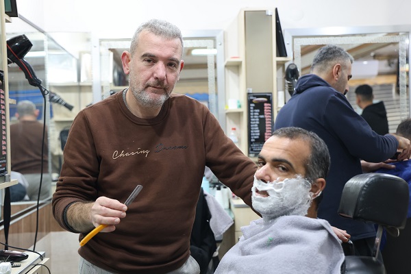 Birilerin ders olsun ders! Depremzede berberin yaptığını koca koca iş adamları yapamıyor