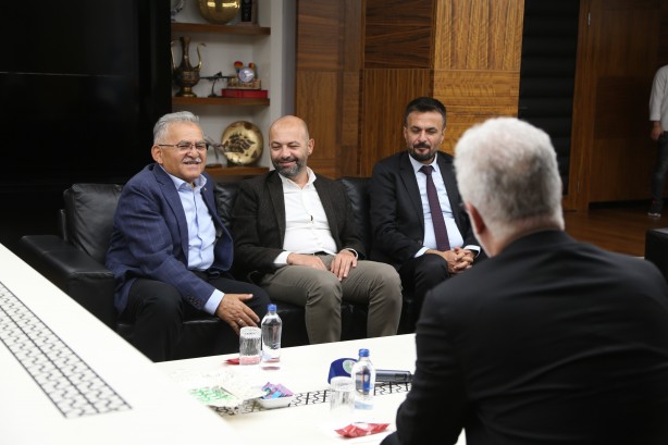 Birilerinin hedef tahtasına koyduğu Tamer Karadağlı durmak bilmiyor!