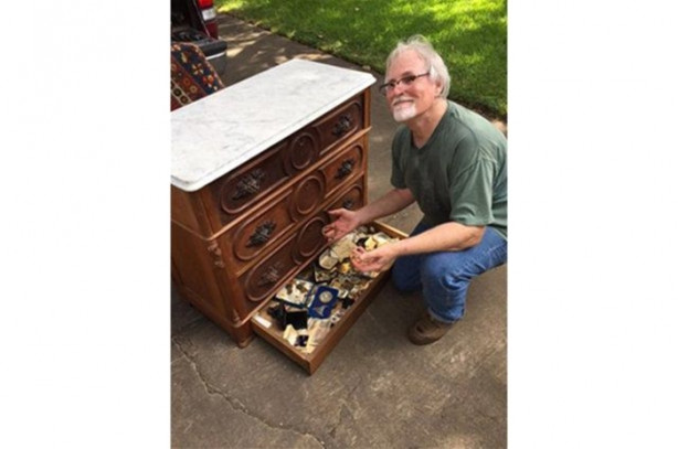 Foto - Bit pazarından aldığı dolaptan gizli bölme çıktı!