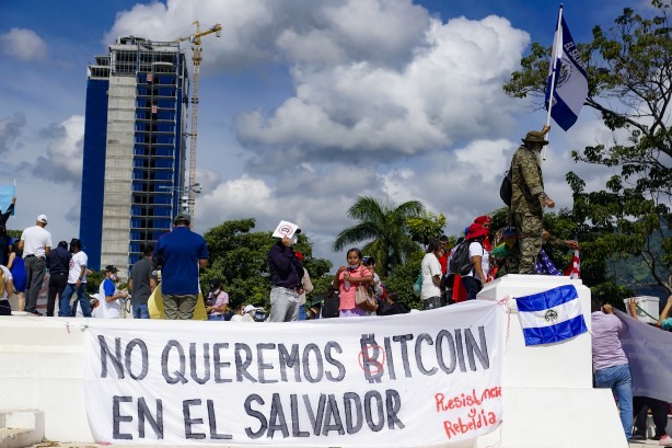 Foto - Bitcoin kararı bir ülkeyi ayağa kaldırdı! Ortalık fena halde karıştı