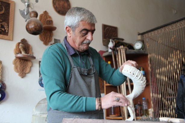 Foto - Bitlisli usta koç boynuzlarını dekoratif ürünlere dönüştürüyor