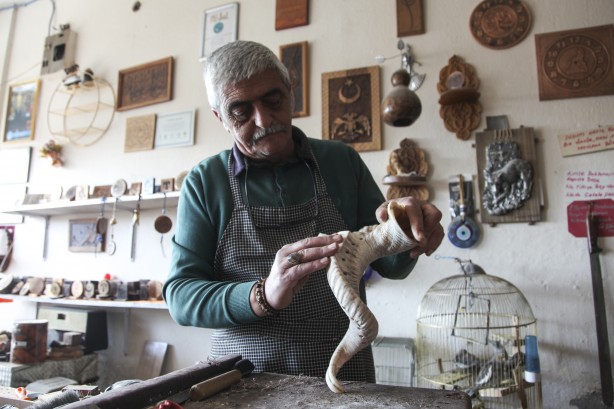 Foto - Bitlisli usta koç boynuzlarını dekoratif ürünlere dönüştürüyor