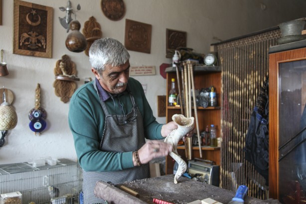 Foto - Bitlisli usta koç boynuzlarını dekoratif ürünlere dönüştürüyor