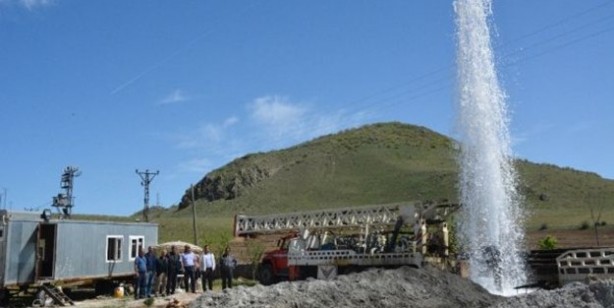 Foto - Bitlis'te 60 noktada bulundu! Saniyede 6-7 litre akıyor