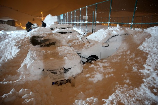Foto - Bitlis'te çığ düştü! 7 araç karların altında kaldı