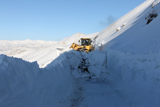 Foto - Bitlis'te metrelerce karın bulunduğu köy yolları tek tek açılıyor