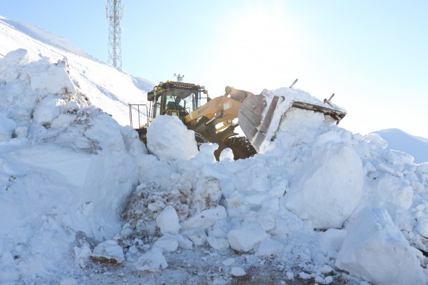 Foto - Bitlis'te metrelerce karın bulunduğu köy yolları tek tek açılıyor