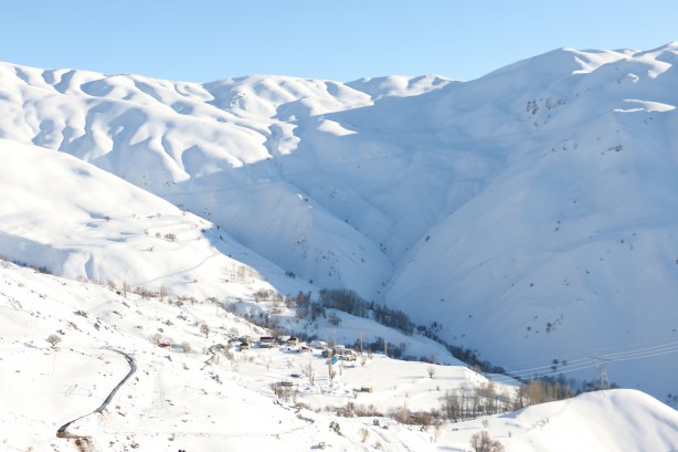 Bitlis'te metrelerce karın bulunduğu köy yolları tek tek açılıyor