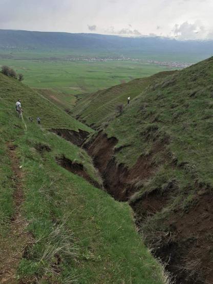 Foto - Bitlis'te toprak kayması! Hayvanlar vadiye düştü