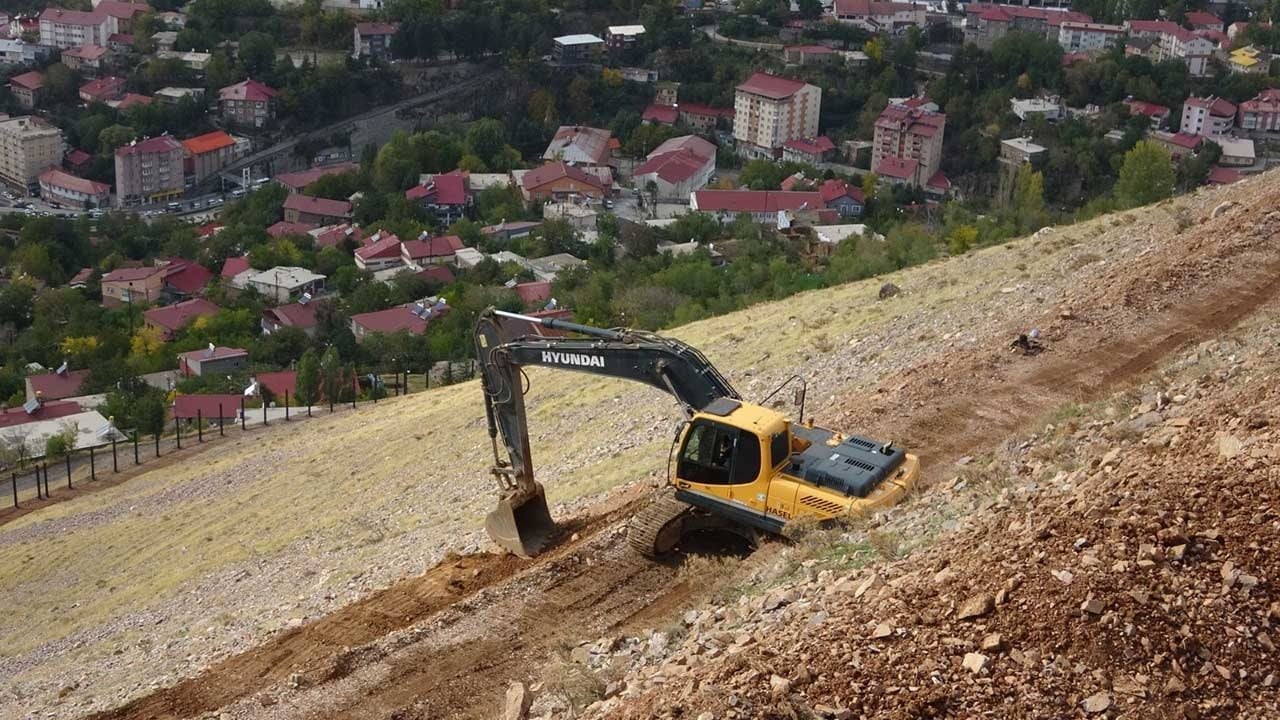 Foto - Bitlis'te yıllardır süregelen çığ tehlikesine karşı dev tedbir! Türkiye’de bir ilk: Dideban Tepesi’ne dev kar perdeleri çekiliyor