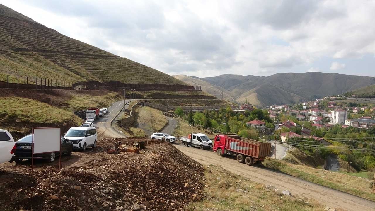 Foto - Bitlis'te yıllardır süregelen çığ tehlikesine karşı dev tedbir! Türkiye’de bir ilk: Dideban Tepesi’ne dev kar perdeleri çekiliyor