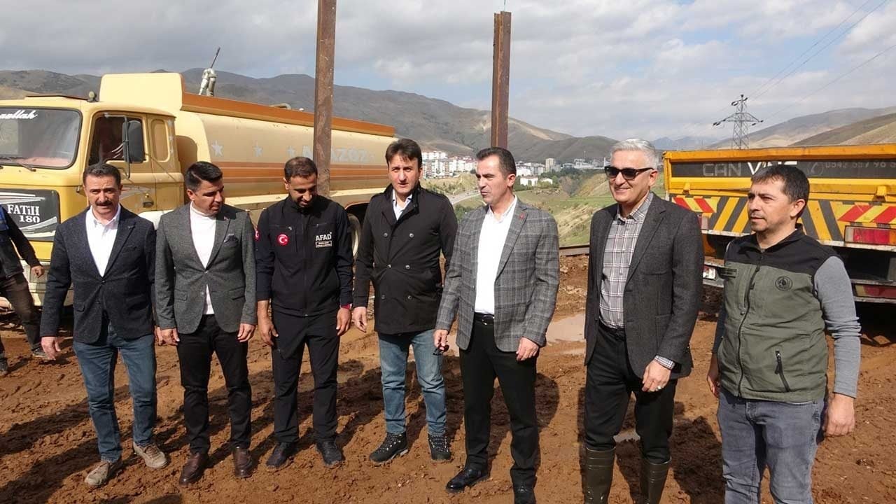 Foto - Bitlis'te yıllardır süregelen çığ tehlikesine karşı dev tedbir! Türkiye’de bir ilk: Dideban Tepesi’ne dev kar perdeleri çekiliyor
