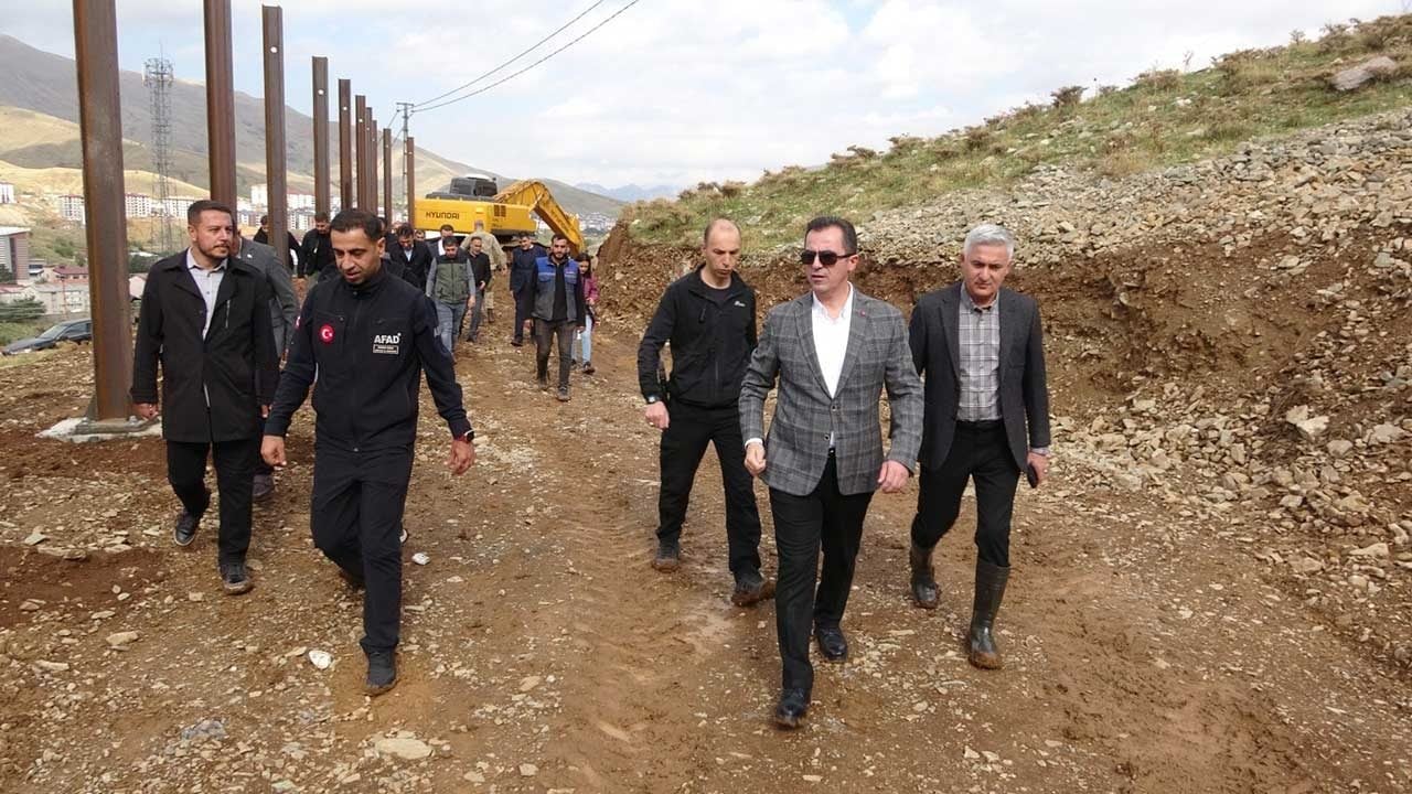 Bitlis'te yıllardır süregelen çığ tehlikesine karşı dev tedbir! Türkiye’de bir ilk: Dideban Tepesi’ne dev kar perdeleri çekiliyor