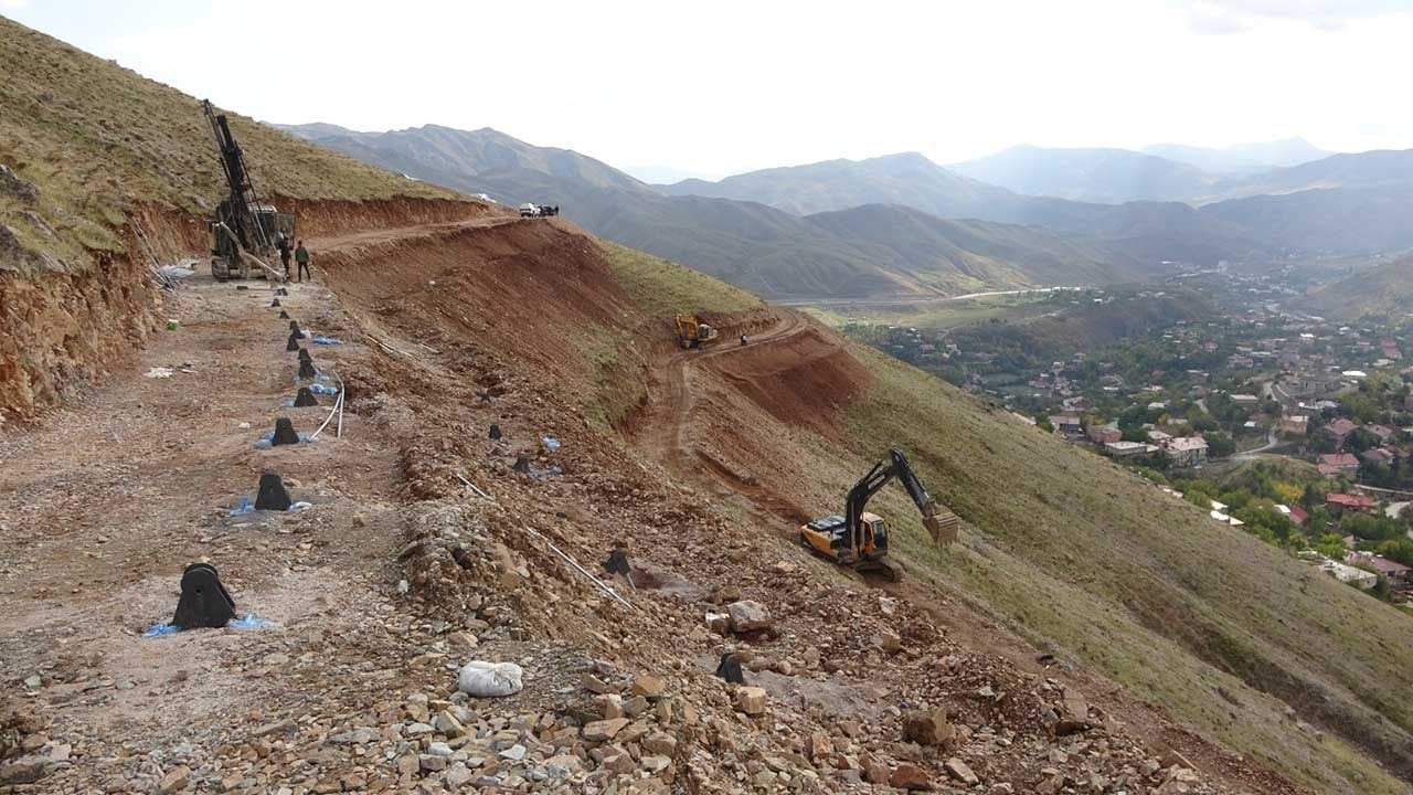Foto - Bitlis'te yıllardır süregelen çığ tehlikesine karşı dev tedbir! Türkiye’de bir ilk: Dideban Tepesi’ne dev kar perdeleri çekiliyor