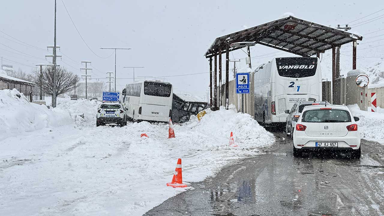 Bitlis'te yürekler ağza geldi! 4 polis yaralandı