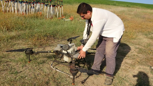 Bitlis’teki çiftçiler tasarruf için ilaçlamayı dronla yapıyor