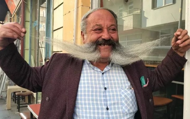 Foto - Bıyıklarının masrafını duyan şoke oluyor! Bayburtlu Pala bakın kaç yıldır bıyıklarını kesmiyor