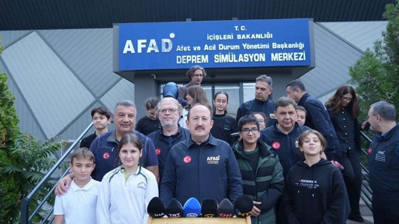 Foto - Biz bu acıyı yaşadık... Deprem anında ne yapmalı? Cevabı simülasyon merkezinde aldılar: Bilmemiz lazım! 