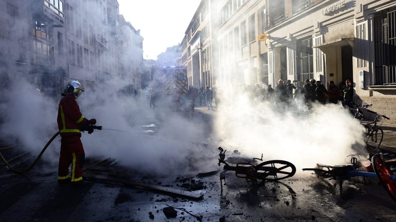 Foto - ‘Bizde gösteri hakkı yok’ diyen utanmazlar şimdi nerede? Fransa’da sokağa çıkmak bile yasak