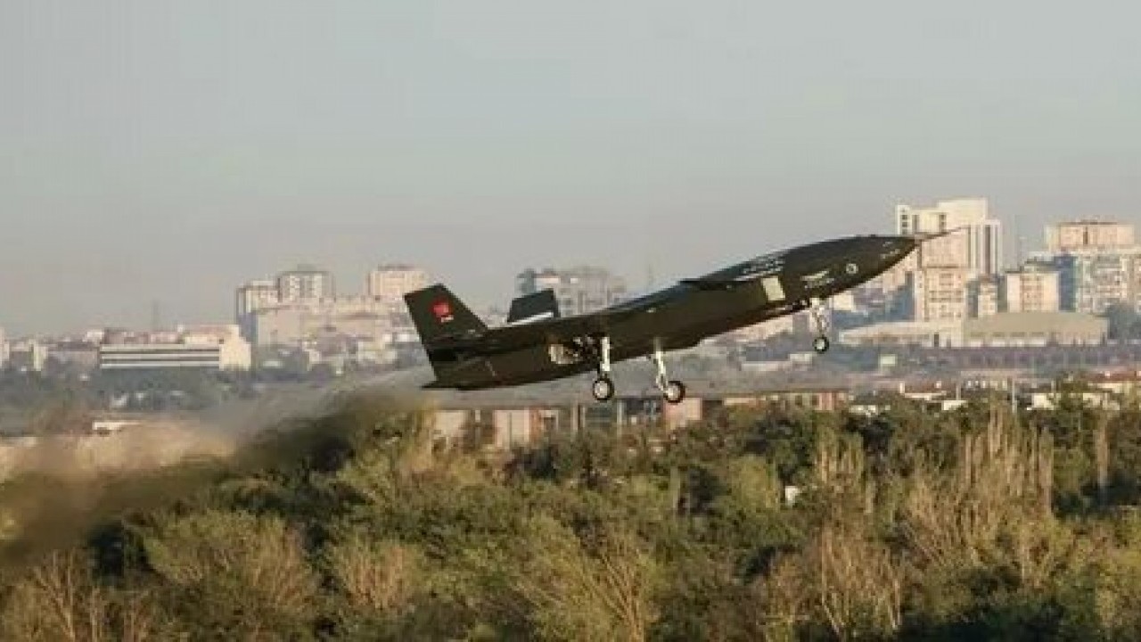 Foto - Bizde hala KAAN’a kalorifer peteği diyen cahiller var! İtalyanlardan Bayraktar’a ilginç benzetme