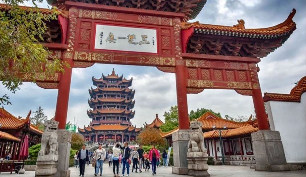 Bizim solaklar 1 Mayıs’ta cam çerçeve indiriyor! Elin komünisti turizmden para kazanıyor!