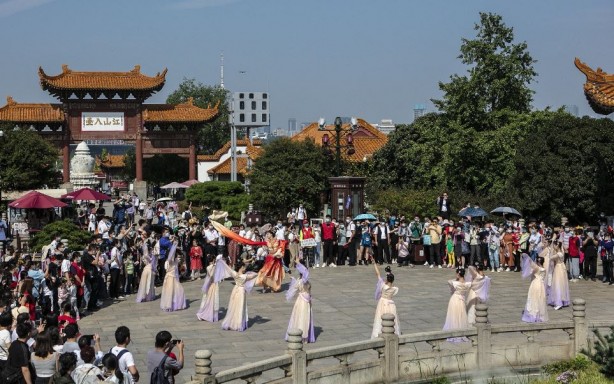 Foto - Bizim solaklar 1 Mayıs’ta cam çerçeve indiriyor! Elin komünisti turizmden para kazanıyor!