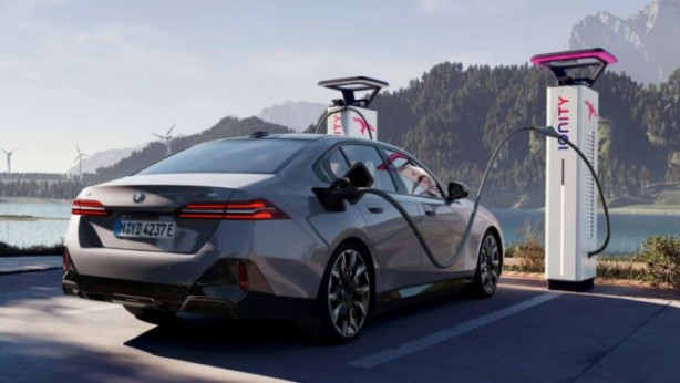 BMW CEO’sundan şaşırtan elektrikli otomobil itirafı: Onlarla rekabet etmek imkansız!