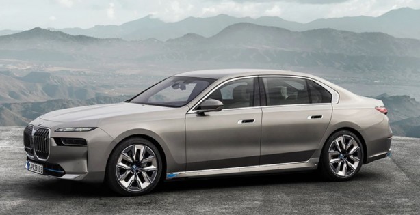 BMW elektrikli otomobilde rakiplerini ezip geçti