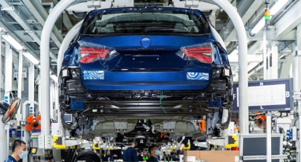 BMW geri döndü! Tesla'yı kıskandıran başarı