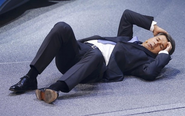 BMW'nin CEO'su sahnede bayıldı