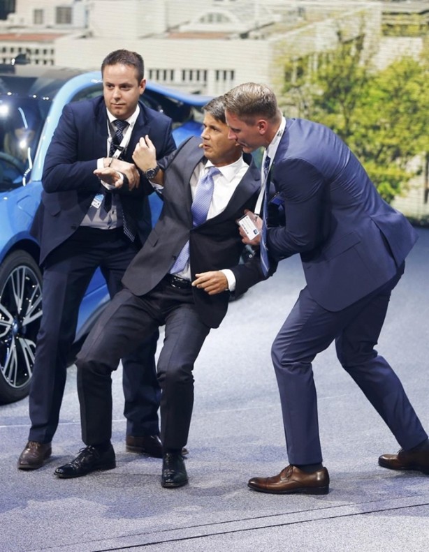 Foto - BMW'nin CEO'su sahnede bayıldı