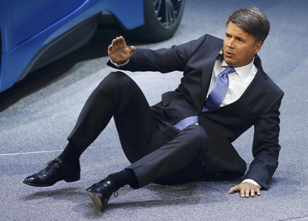 Foto - BMW'nin CEO'su sahnede bayıldı