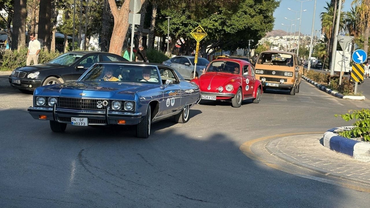 Foto - Bodrum sokaklarında gören dönüp bir daha baktı! 42 araçlık nostalji konvoyu