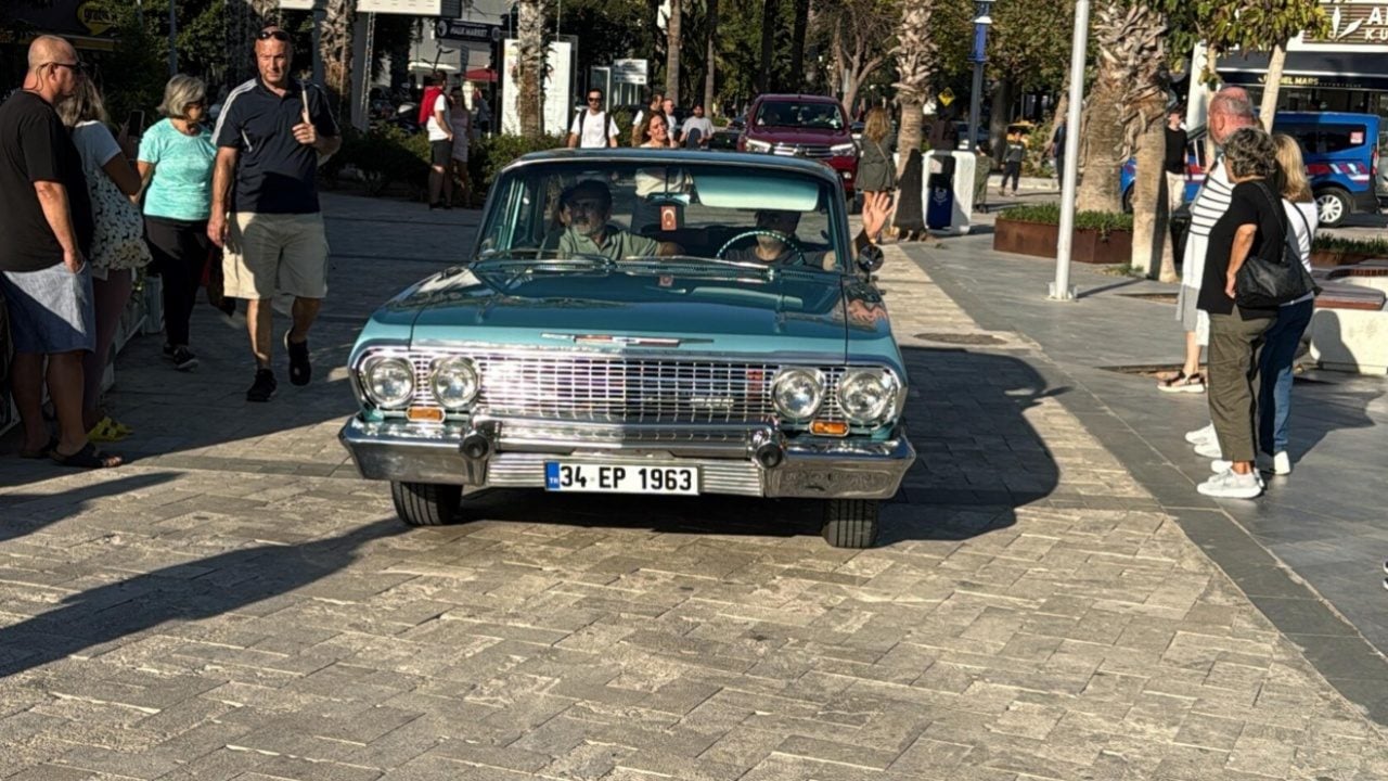 Foto - Bodrum sokaklarında gören dönüp bir daha baktı! 42 araçlık nostalji konvoyu