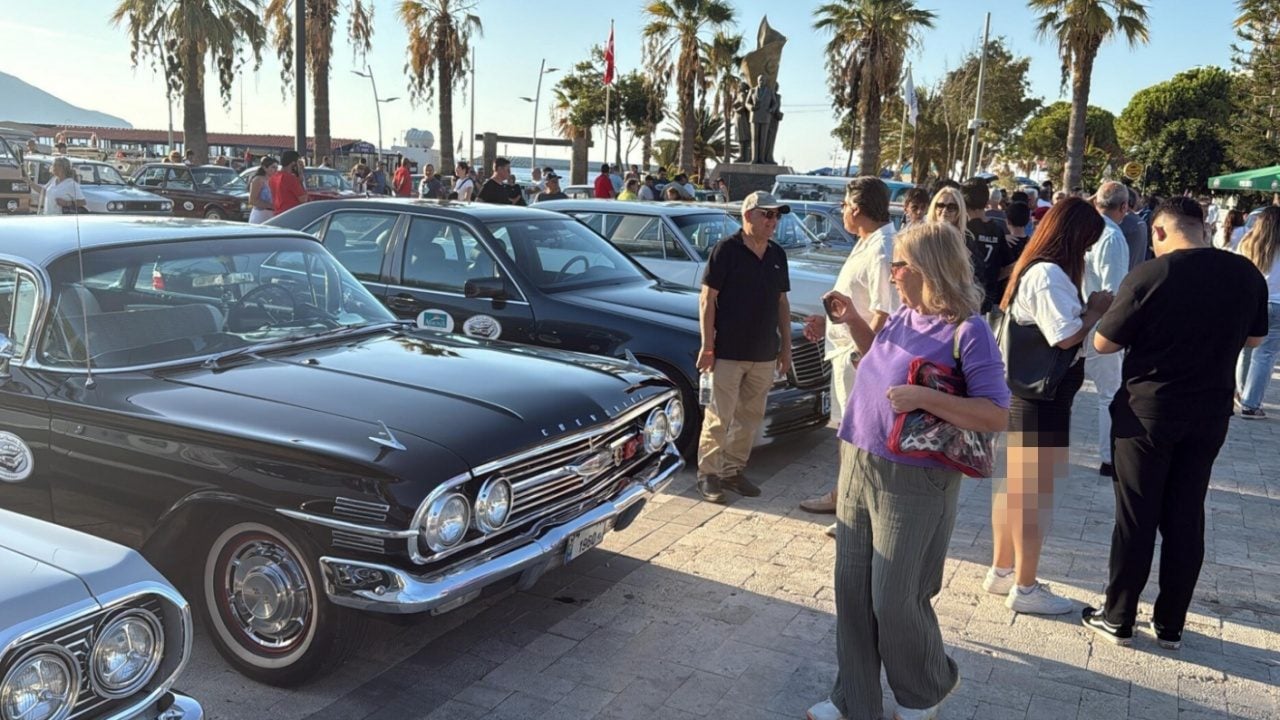 Foto - Bodrum sokaklarında gören dönüp bir daha baktı! 42 araçlık nostalji konvoyu