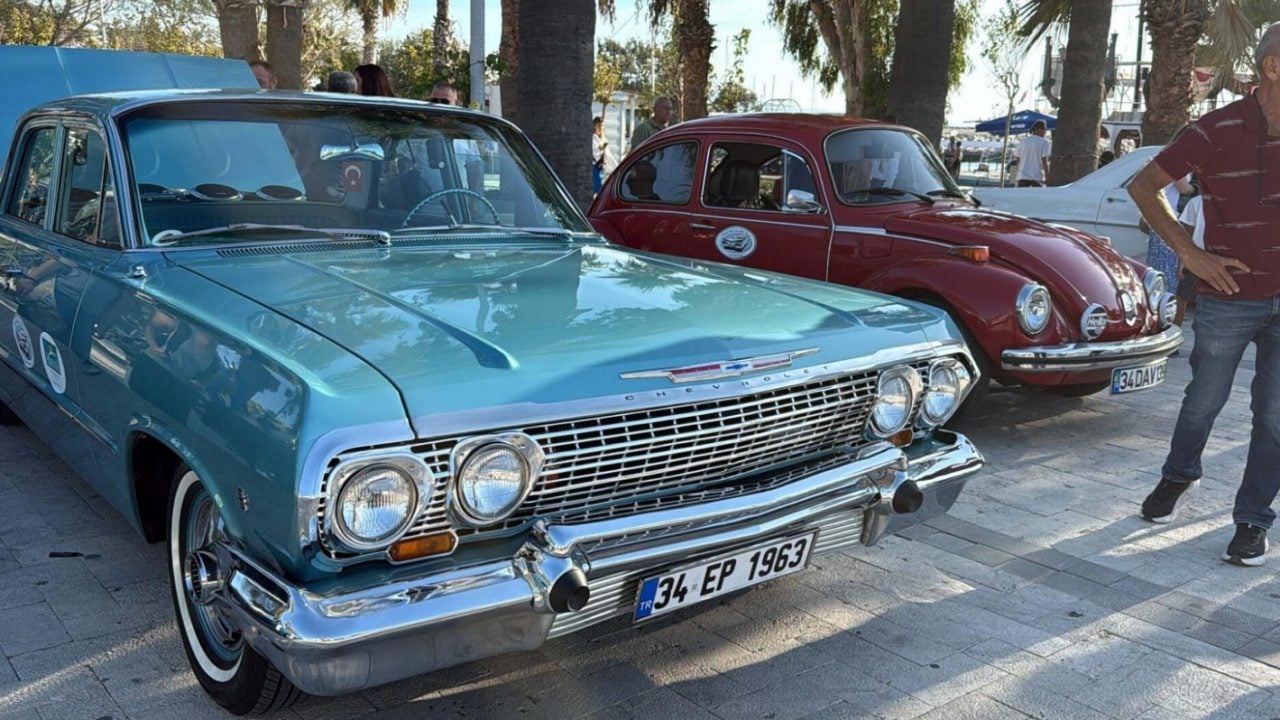 Foto - Bodrum sokaklarında gören dönüp bir daha baktı! 42 araçlık nostalji konvoyu