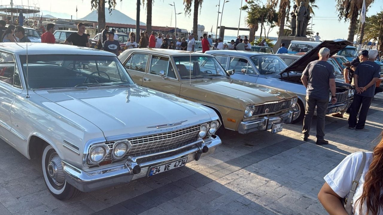 Foto - Bodrum sokaklarında gören dönüp bir daha baktı! 42 araçlık nostalji konvoyu