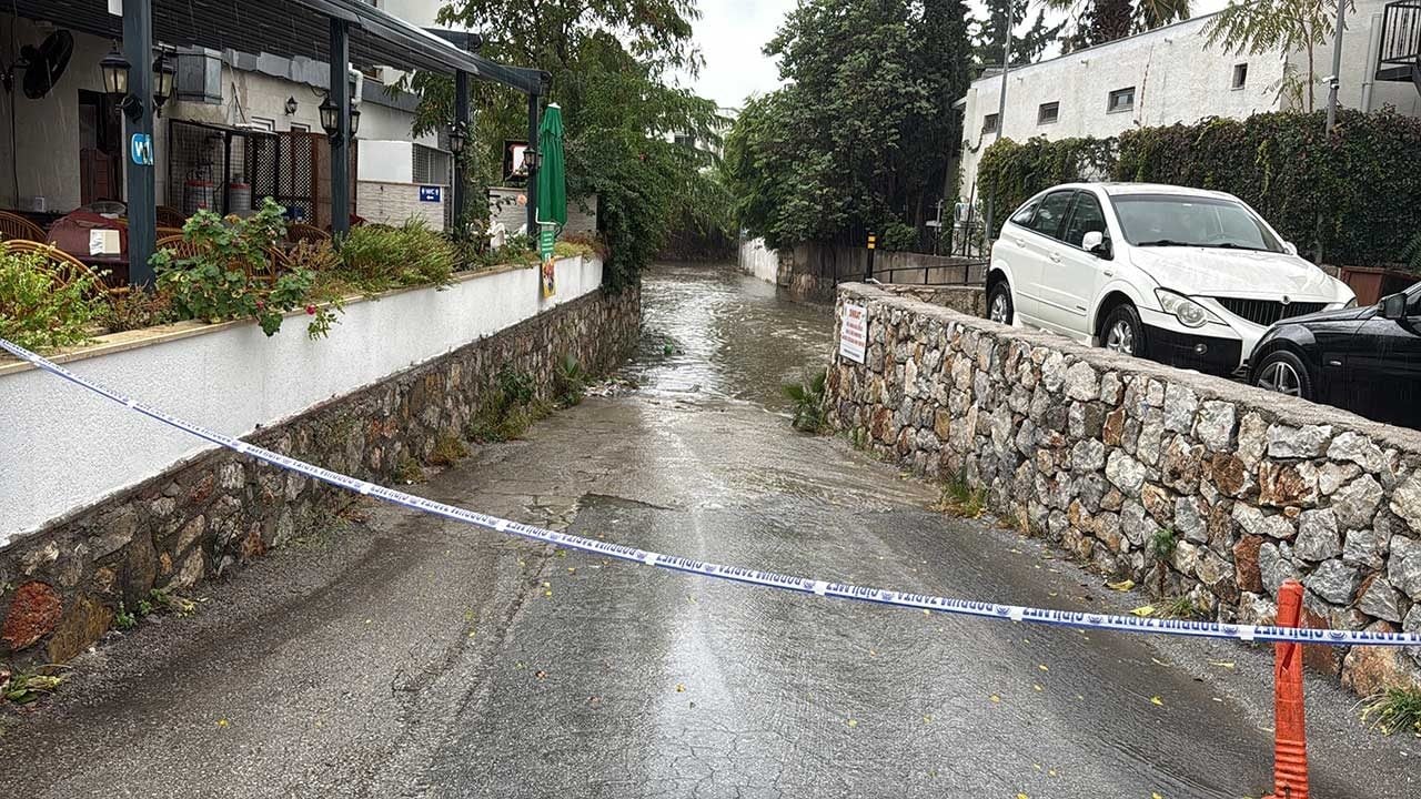 Foto - Bodrum’da felaket alarmı! Şiddetli sağanak dereleri taşırdı, evleri su bastı: Ekipler teyakkuza geçti!