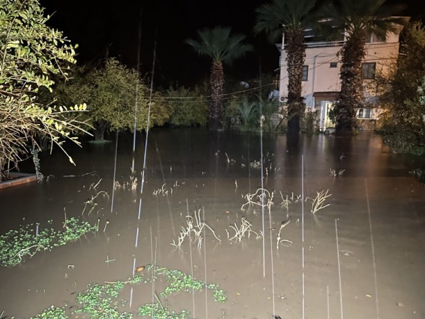 Foto - Bodrum'da sağanak nedeniyle evleri su bastı, kaya parçaları yolları kapattı