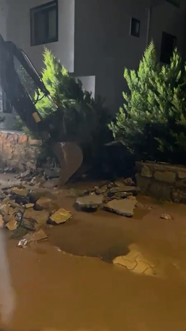 Foto - Bodrum'da sağanak nedeniyle evleri su bastı, kaya parçaları yolları kapattı