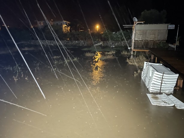 Foto - Bodrum'da sağanak nedeniyle evleri su bastı, kaya parçaları yolları kapattı