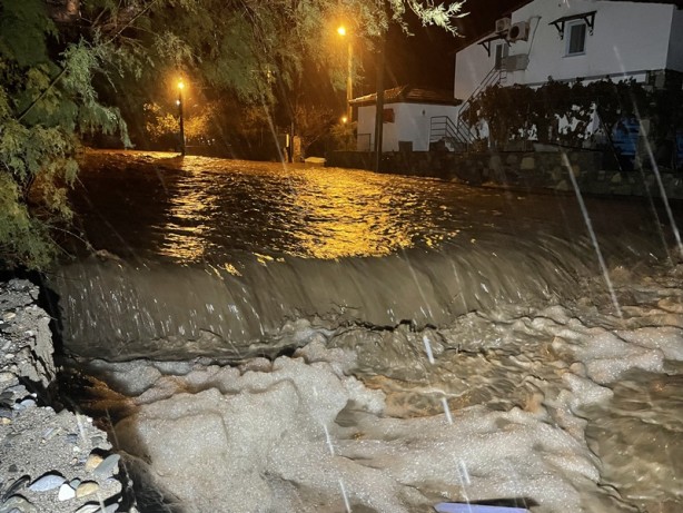 Bodrum'da sağanak nedeniyle evleri su bastı, kaya parçaları yolları kapattı