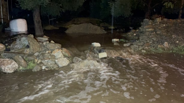 Foto - Bodrum'da sağanak nedeniyle evleri su bastı, kaya parçaları yolları kapattı